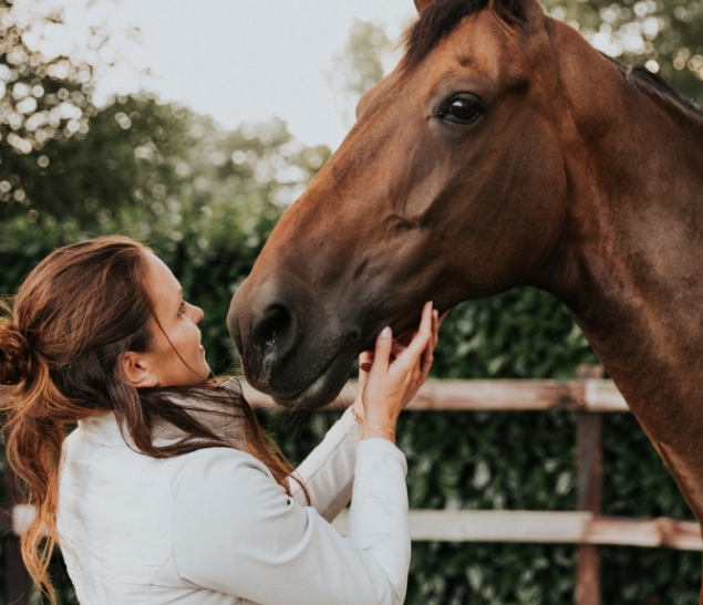 Kim Cornelisse staat voor het paard en maakt diep contact met het paard.